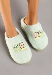 Zielone Kapcie Vices na Grubej Podeszwie z Futerkiem i Naszywką Deotira. Zielone kapcie damskie Born2be, z aplikacjami, z dresówki. Za 29.99 zł.