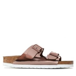 Klapki Birkenstock. Czerwone klapki damskie Birkenstock, bez wzorów, bez obcasa. Za 309.99 zł.