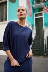 Bluza z krótkimi rękawami granatowa. Bluzy damskie MOODO, xl, bez wzorów, bez kaptura. Za 99.99 zł.