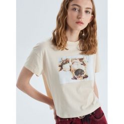 Krótka koszulka oversize z nadrukiem - Kremowy. T-shirty damskie marki Cropp. Za 29.99 zł.