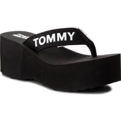 Japonki TOMMY JEANS - Retro Beach Sandal EN0EN00319 Black 990. Klapki damskie marki Tommy Jeans. W wyprzedaży za 169.00 zł.