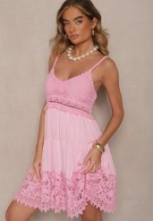 Różowa Sukienka o Rozkloszowanym Kroju Ozdobiona Haftami Mavinelle. Czerwone sukienki dla dziewczynek Renee, bez wzorów, eleganckie, bez ramiączek. Za 74.99 zł.