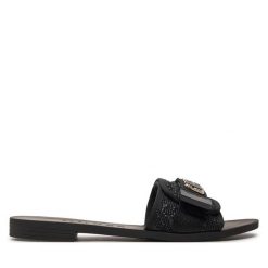 Klapki Guess. Czarne klapki damskie Guess, z aplikacjami, bez obcasa. Za 309.99 zł.