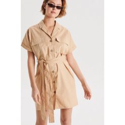 Sukienka szmizjerka z guzikami - Beżowy. Sukienki damskie Cropp. W wyprzedaży za 59.99 zł.