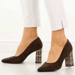 Czekoladowe mix czółenka damskie na słupku Sergio Leone Pb216. Brązowe czółenka damskie Sergio Leone, bez wzorów, ze skóry, eleganckie, bez obcasa, na słupku, bez zapięcia. Za 169.00 zł.