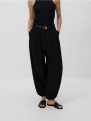 Spodnie balloon z paskiem - czarny. Czarne spodnie materiałowe damskie Reserved, l, bez wzorów, z tkaniny. Za 149.99 zł.