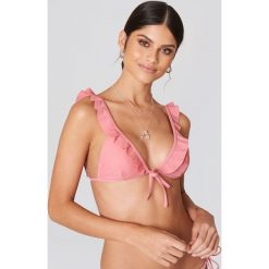 Debiflue x NA-KD Góra bikini z dekoltem V - Pink. Różowe bikini damskie Debiflue x NA-KD. W wyprzedaży za 30.29 zł.