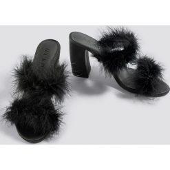 NA-KD Shoes Klapki mule z piórami - Black. Czarne klapki damskie NA-KD Shoes. Za 121.95 zł.