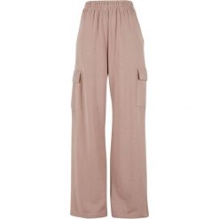 Damskie spodnie dresowe loose fit Urban Classics Light Terry. Czerwone spodnie dresowe damskie Urban Classics, bez wzorów, z dresówki. Za 183.50 zł.