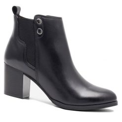 Botki Lasocki. Czarne botki damskie Lasocki, bez obcasa, na słupku, bez zapięcia. Za 279.99 zł.