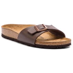 Klapki Birkenstock. Brązowe klapki damskie Birkenstock, bez wzorów, bez obcasa. Za 359.99 zł.