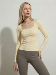 Prążkowana koszulka z długim rękawem - żółty. Żółte t-shirty damskie Sinsay, l, bez wzorów, prążkowane, bez kołnierzyka. Za 29.99 zł.