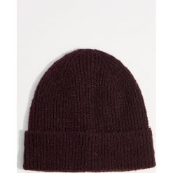 Czapka z dzianiny w prążki - Bordowy. Czerwone czapki i kapelusze damskie Mohito, z dzianiny. Za 29.99 zł.