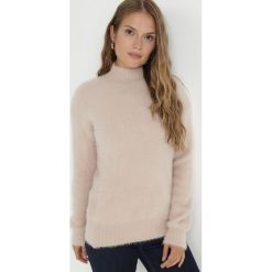 Jasnobeżowy Sweter Wełniany Lellimphei. Brązowe swetry damskie Born2be, na jesień, l, bez wzorów, z dzianiny, bez kołnierzyka, bez ramiączek, długie, bez kaptura. Za 64.99 zł.
