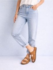 Klapki z ćwiekami i klamrami - brązowy. Brązowe klapki damskie Sinsay, bez wzorów, bez obcasa. Za 49.99 zł.