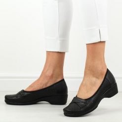 Czarne skórzane ażurowe Polskie półbuty damskie Gregors 697. Czarne półbuty damskie GREGORS, na lato, w ażurowe wzory, ze skóry, eleganckie, bez obcasa, na koturnie, bez zapięcia. Za 349.00 zł.