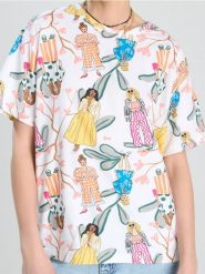 Bawełniana koszulka z nadrukiem modowym allover - wielobarwny. T-shirty damskie Sinsay, l, bez wzorów, z bawełny, bez kołnierzyka. W wyprzedaży za 22.99 zł.