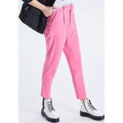 Spodnie typu high waist z paskiem - Różowy. Spodnie materiałowe damskie marki Cropp. Za 99.99 zł.