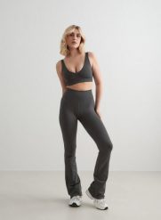 Damskie legginsy rozszerzane, wysoki stan squat proof Shape Seamless ciemnoszare. Szare legginsy damskie Aim'n, s, bez wzorów, z dzianiny. Za 339.00 zł.