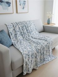 Koc z motywem kwiatowym - biały. Białe kocyki dla dzieci Sinsay. Za 22.99 zł.