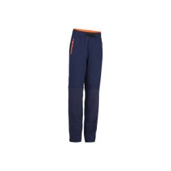Lekkie spodnie W900. Niebieskie spodnie materiałowe dla chłopców DOMYOS. Za 64.99 zł.