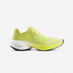 Buty do biegania damskie Kiprun KD900. Żółte obuwie sportowe damskie KIPRUN, bez wzorów, z kauczuku, do biegania. Za 329.99 zł.