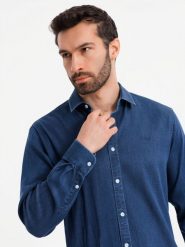Męska jeansowa koszula z lyocellem oraz haftem na piersi – ciemnoniebieska V1. Niebieskie koszule męskie Ombre Clothing, m, bez wzorów, z denimu, bez kołnierzyka, bez ramiączek. W wyprzedaży za 149.99 zł.