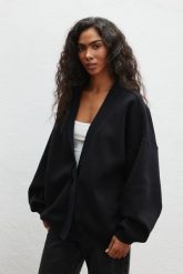 Bluza typu oversize z napami w kolorze TOTALLY BLACK - SWELL-UNI. Czarne bluzy damskie Marsala, m, bez wzorów, z bawełny, bez kaptura. Za 349.90 zł.