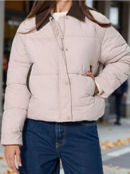 Krótka kurtka puffer z kieszeniami - kremowy. Białe kurtki damskie Sinsay, l, bez wzorów, bez kaptura. Za 89.99 zł.