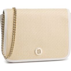 Torebka TOMMY HILFIGER - Honey Crossover Raffia AW0AW06484 902. Torebki do ręki damskie marki Tommy Hilfiger. W wyprzedaży za 459.00 zł.