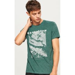 T-shirt z nadrukiem - Zielony. Zielone t-shirty męskie Reserved, z nadrukiem. Za 39.99 zł.
