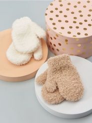 Rękawiczki jednopalczaste - kremowy. Białe rękawiczki damskie Sinsay, bez wzorów. Za 29.99 zł.