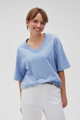 Luźny t-shirt z dekoltem w serek niebieski. Niebieskie bluzki damskie MOODO, l, bez wzorów, z bawełny, bez kołnierzyka. W wyprzedaży za 34.99 zł.
