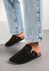 Czarne Klapki Chodaki z Imitacji Zamszu z Klamrą Aklinera. Czarne klapki damskie Born2be, bez wzorów, z jeansu, eleganckie, bez obcasa, na płaskiej podeszwie. Za 59.99 zł.