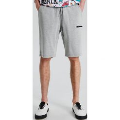 Dresowe szorty z kieszenią na zamek - Jasny szary. Szorty męskie marki Cropp. Za 59.99 zł.