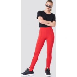 NA-KD Spodnie z detalem z przodu - Red. Spodnie materiałowe damskie marki NA-KD. Za 141.95 zł.