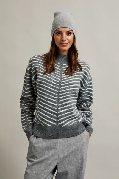 Gładka czapka szara. Szare czapki i kapelusze damskie MOODO, bez wzorów, z poliamidu. W wyprzedaży za 11.99 zł.