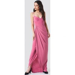 Trendyol Sukienka maxi z wycięciami - Pink. Sukienki damskie marki Trendyol. W wyprzedaży za 89.18 zł.