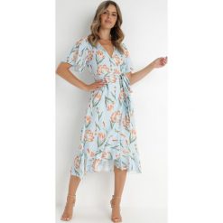 Jasnoniebieska Sukienka Rirra. Niebieskie sukienki damskie Born2be, m, bez wzorów, bez kołnierzyka, bez ramiączek, midi, kopertowe. Za 29.99 zł.