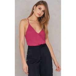 Qontrast X NA-KD Kopertowa koszulka - Pink. Różowe t-shirty damskie Qontrast X NA-KD, z poliesteru, z kopertowym dekoltem. W wyprzedaży za 24.29 zł.