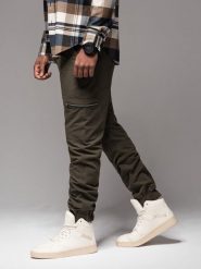 Męskie spodnie joggery z kieszeniami cargo i printem ciemnooliwkowe V5 OM-PAJO-0200 L. Zielone spodnie sportowe męskie Ombre, l, bez wzorów. Za 347.95 zł.