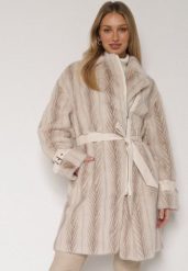 Jasnobeżowy Futrzany Płaszcz z Wiązanym Paskiem i Ozdobnymi Sprzączkami Felryna. Brązowe płaszcze damskie Born2be, l, bez wzorów, z futra, eleganckie, bez kaptura. Za 299.99 zł.