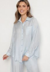 Jasnoniebieska Klasyczna Koszula o Kroju Oversize z Kieszonką Liorea. Niebieskie bluzki damskie Born2be, l, bez wzorów, z jeansu, biznesowe, bez kołnierzyka, bez ramiączek. Za 109.99 zł.