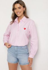 Różowa Koszula o Kroju Oversize z Delikatne Paski z Haftem w Kształcie Serca Talaviela. Czerwone bluzki damskie Born2be, uniwersalny, bez wzorów, z jeansu, eleganckie, bez kołnierzyka, bez ramiączek. Za 74.99 zł.