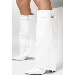 Białe Kozaki z Szeroką Cholewką i Szpiczastym Noskiem Jazmynn. Białe kozaki damskie Born2be, ze szpiczastym noskiem, przed kolano, bez obcasa, na obcasie. Za 169.99 zł.