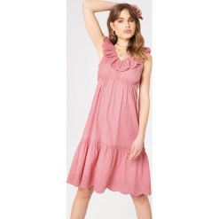 Debiflue x NA-KD Sukienka z wycięciami - Pink. Sukienki damskie marki Debiflue x NA-KD. W wyprzedaży za 97.18 zł.