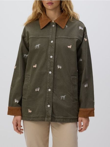 Jeansowa kurtka z haftem - zielony. Zielone kurtki damskie Reserved, l, bez wzorów, z denimu, bez kaptura. Za 229.99 zł.