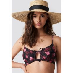 NA-KD Swimwear Góra bikini z wiązaniem z przodu - Black. Bikini damskie marki NA-KD Swimwear. W wyprzedaży za 11.97 zł.
