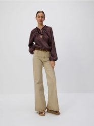 Bluzka o kroju oversize - ciemnobrązowy. Brązowe bluzki damskie Reserved, l, bez wzorów, z tkaniny, bez kołnierzyka, bez ramiączek. W wyprzedaży za 79.99 zł.