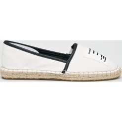 Tommy Jeans - Espadryle. Białe espadryle damskie Tommy Jeans, bez wzorów, z jeansu, bez obcasa, bez zapięcia. W wyprzedaży za 219.90 zł.